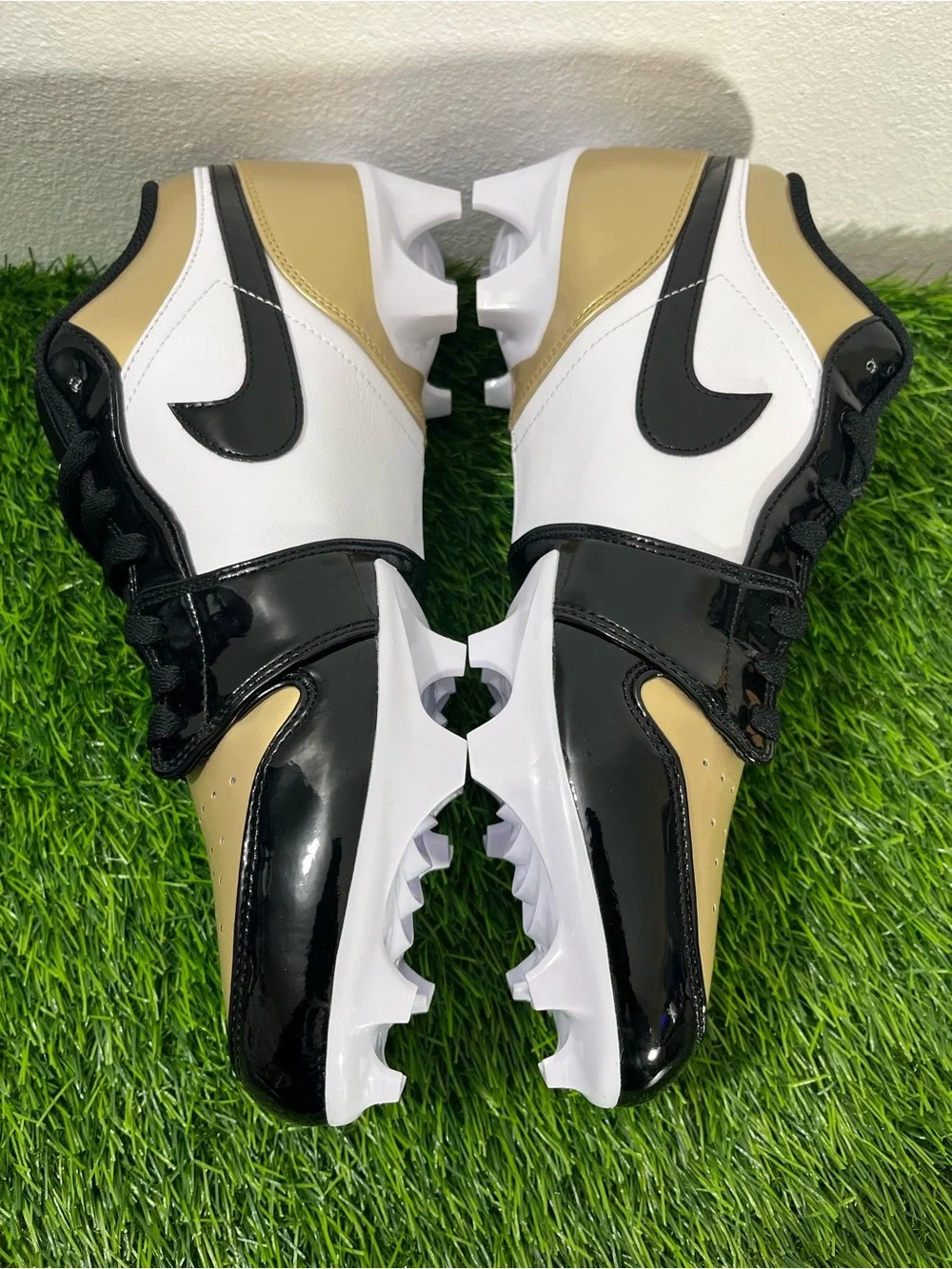 Nike Jordan 1 Low Football cleat FJ6245-701 Metallic Gold Black White size 13